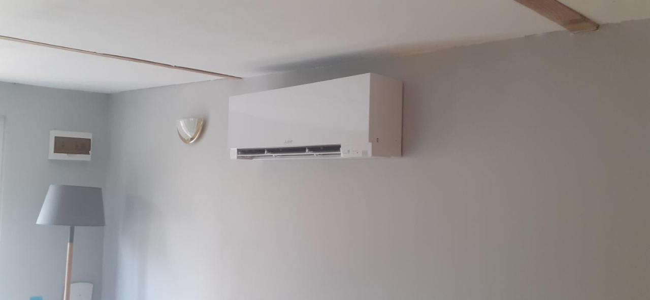 Le Petit Pays Apartment Montgivray Ngoại thất bức ảnh